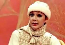 سفر در زمان؛ «گوگوش» در حال گریه کردن در مراسم خاکسپاری مهستی؛ سال 86