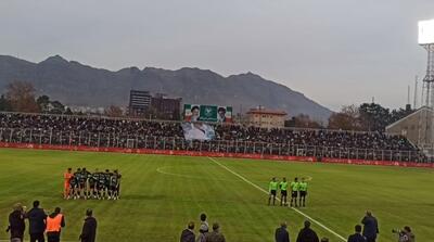 ورود بازیکنان به زمین و آغاز بازی خیبر - استقلال
