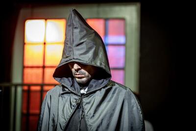 ماجرای جادوگری که در باغ دوک پرسه می‌زند؛ درآمیختن طنز با ژانر معمایی!