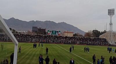 گرم کردن بازیکنان استقلال پیش از بازی با خیبر