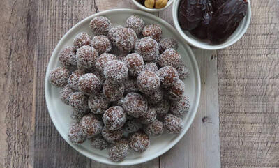  توپک خرما پروتئینی برای بچه‌ها و ورزشکاران؛ سالم و بدون شکر افزوده