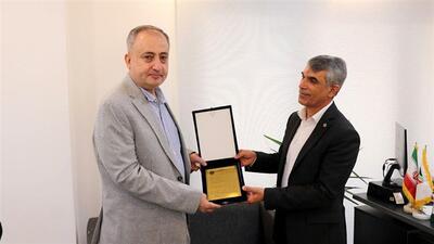  تقدیر جامعه اقتصادی هرمزگان از ناظر گمرکات استان با اهدای لوح تقدیر