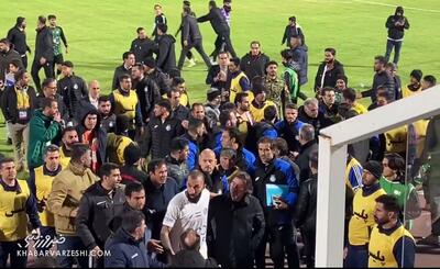 حمله به ساپینتو و زخمی شدن مربی استقلال/ جای پنجه پشت گردن جورجیوس اسکیاتیتیس +عکس - پارس فوتبال