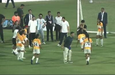 لایی خوردن لوییس سوارز از یک دختر هندی در حاشیه تور GOAT - پارس فوتبال