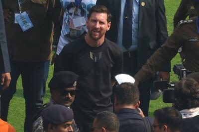 عکس | لیونل مسی! آرزوی من لمس کردن تو است! - پارس فوتبال