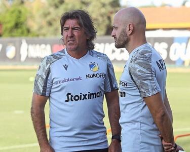 زخم عجیب چنگ روی گردن دستیار ساپینتو! + عکس - پارس فوتبال