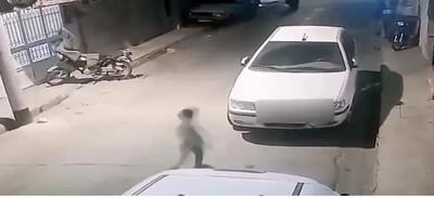  لحظه مرگ کودک شش ساله زیر چرخ‌های خودرو سمند/ویدیو