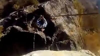 فیلم / عبور کودک خردسال از «دره خطر» در دزپارت خوزستان /  وقتی محرومیت جان کودکان را تهدید می‌کند...