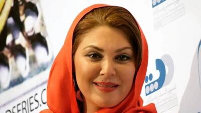  نگاهی به تیپ زمستونی خوشرنگ لاله اسکندری، مادر ترلان پروانه در سریال بامداد خمار+عکس