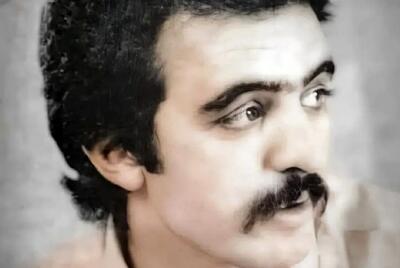  سفر در زمان؛ «فریدون فروغی» در حال گیتارنوازی در خیابان ولیعصر؛ دهه 50