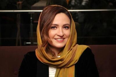 چرت‌زدن بامزه گلاره عباسی در پشت صحنه بامداد خمار + فیلم - سلام نو