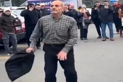  آواز خیابانی؛ پیرمرده همسناش نمیتونن راه برن ولی این یکی داره تو خیابون ویبره میزنه