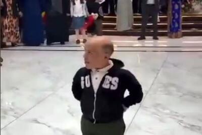  آواز شاد؛ پایکوبی این آقا با قد و اندازه نیم اینچی و کله کچل وسط تالار همه رو مات کرد