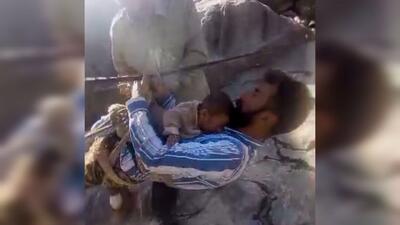  «جره»؛ راه نجات مردم در زمان برف؛ گهواره‌ای که جایگزین جاده مسدود شده است+فیلم