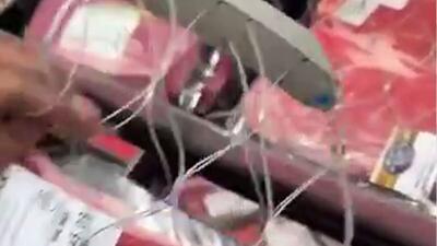  نصب قفل‌های ضد سرقت به بسته‌های گوشت در فروشگاه زنجیره‌ای آمریکایی والمارت