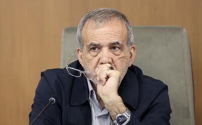 سکوت دولت در برابر دلار ۱۳۰ هزار تومانی /ریشه مشکلات در مدیریت تعهدات ارزی است / اختیار خرید به استانداران در کالا‌های اساسی به تقاضای ارز دامن می‌زند