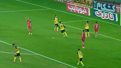 پنالتی حاج صفی مقابل فولاد به آسمان رفت