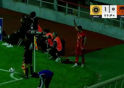 سیدحسین مانع از سوپر گل رزاق‌پور (عکس)