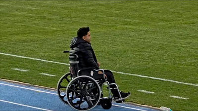 سعید اخباری بالاخره کنار خط اما همچنان روی ویلچر!