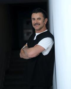 امین حیایی در آغوش بازیگر مطرح گریه کرد