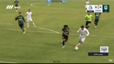 صحنه های مشکوک از داوری بازی استقلال و خیبر