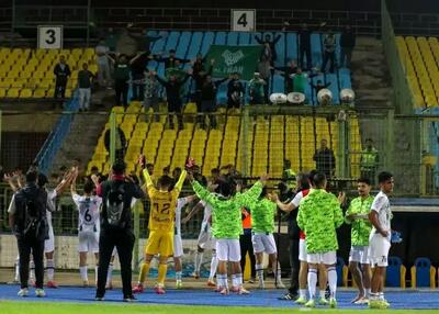 خیبر آبی‌ها را متوقف کرد