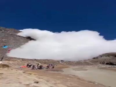  حرکت ابر بر روی قله سبلان و برخورد آن با دریاچه ساوالان