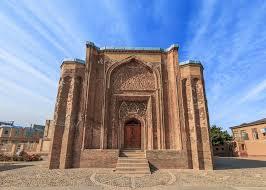  گنبد علویان ؛ از شاهکارهای معماری و گچ‌بری در همدان