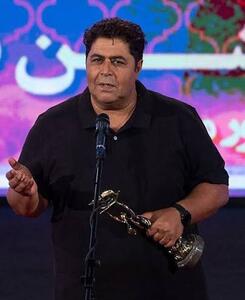  تصویر جالب از فرهاد اصلانی در کنار دو نوازنده خیابانی