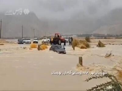  نجات راننده پژو در سیلاب استان فارس