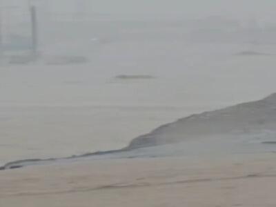 تصاویر عجیب از گرفتار شدن خودروها در سیل بندرعباس