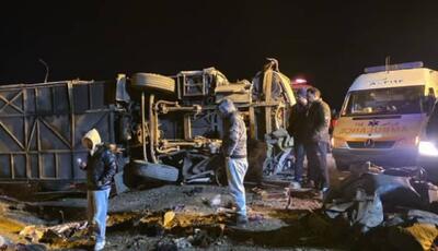 اسامی مصدومان حادثه واژگونی اتوبوس اصفهان - مشهد اعلام شد