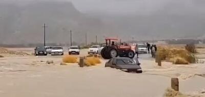 لحظه نجات راننده پژو از سیلاب فارس