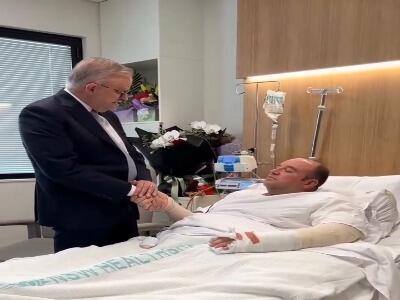 عیادت و قدردانی نخست‌وزیر استرالیا از عامل خلع سلاح مهاجمان تیراندازی سیدنی