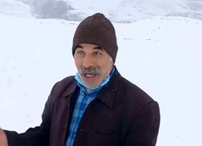 ذوق شدید پیرمرد یزدی پس از بارش برف (فیلم)