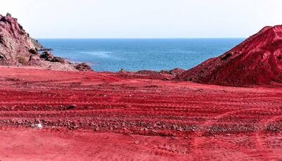  ساحل سرخ و بی نظیر جزیره هرمز در یک روز زیبای بارانی (فیلم)