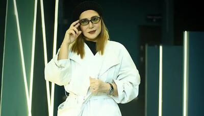 «نسیم ادبی» با مانتوی بلند سفید و بوت مشکی در اکران فیلم امیر توکلی (عکس)