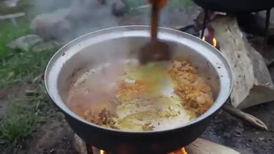  طرز پخت باسترما پلو با اردک در طبیعت روستای ایران (فیلم)