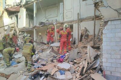 ریزش ساختمان در یافت‌آباد؛ نجات زنده ۴ نفر از زیر آوار (فیلم)