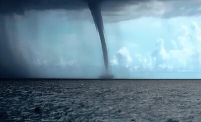 پدیده‌ای کم‌سابقه در خلیج فارس؛ گردباد دریایی بر فراز آب‌های جنوبی (فیلم)