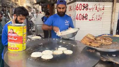 غذای خیابانی؛ تهیه شامی برگر با تخم مرغ در کراچی (فیلم)