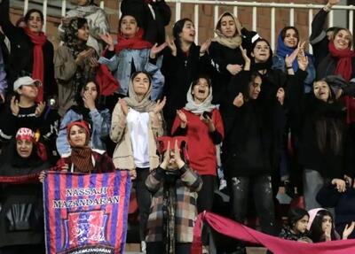  هم‌خوانی دختران هوادار نساجی با آهنگ بهنام بانی