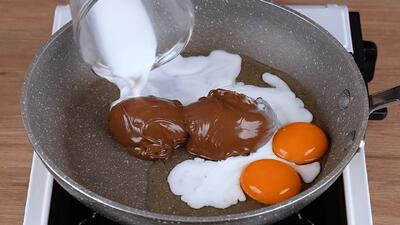  نوتلا را با تخم مرغ و شیر مخلوط کنید / طرز تهیه کیک خیس شکلاتی در ماهیتابه