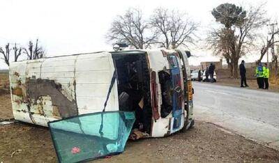 اورژانس: واژگونی مینی‌بوس مدرسه در جاده نیشابور-سبزوار ۱۴ مصدوم بر جا گذاشت