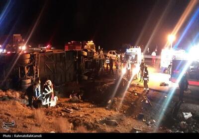 تصاویر/ واژگونی اتوبوس در محور اصفهان ـ نطنز