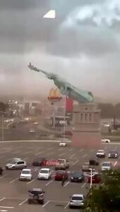 ببینید | سقوط ماکت مجسمه آزادی در برزیل بر اثر طوفان