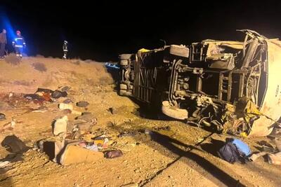 جزئیات حادثه تصادف مرگبار اتوبوس در نطنز/ برخورد اسکانیا با گاردریل و ورود به لاین مقابل