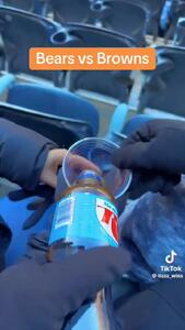 یخ زدن نوشابه در سرمای منفی ۱۳ درجه استادیوم شیکاگو