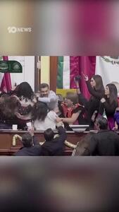  ببینید؛ گیس‌کشی در پارلمان مکزیک