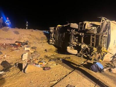 فاجعه در اصفهان ؛ واژگونی اتوبوس مسافری با ۲۲ قربانی و مصدوم + تصاویر